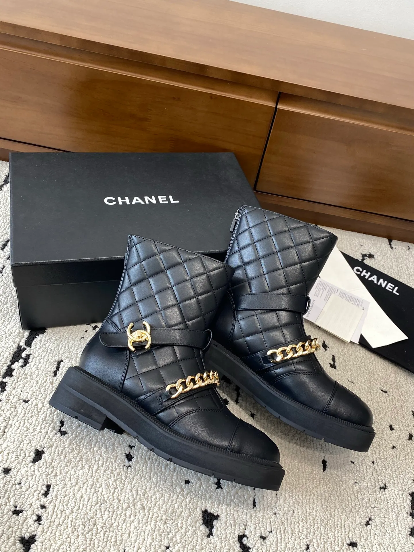 👟👟Ex-factory price 700👟👟 High version🍀 CHANEL 2025s autumn and winter series short boots, made of imported cowhide, with an additional height of 5cm to show leg length. Chanel's classic rhombus is used on the boot shaft, which Xiao Meimei particularly likes. This is Chanel's most popular style this autumn and winter. In addition, the entire boot shaft is equipped with a classic chain and school bag buckle. It is made of full-grain cowhide and uses a rear zipper. It is easy to put on the foot and super comfortable. It is a must-have for this autumn and winter. 🔴 Upper material: imported cowhide leather with anti-rust metal chain ❤︎ Consistently authentic ❤︎ Outsole: original Italian anti-slip rubber outsole Number of yards: 35-40 (40 is custom-made, non-refundable and non-exchangeable) Buy now 👉 Buy now 👉 Buy now 👉 Buy now 👉 Buy now 👉 Buy now 👉 Buy now 👉 Buy now 👉 Buy now 👉 Buy now 👉